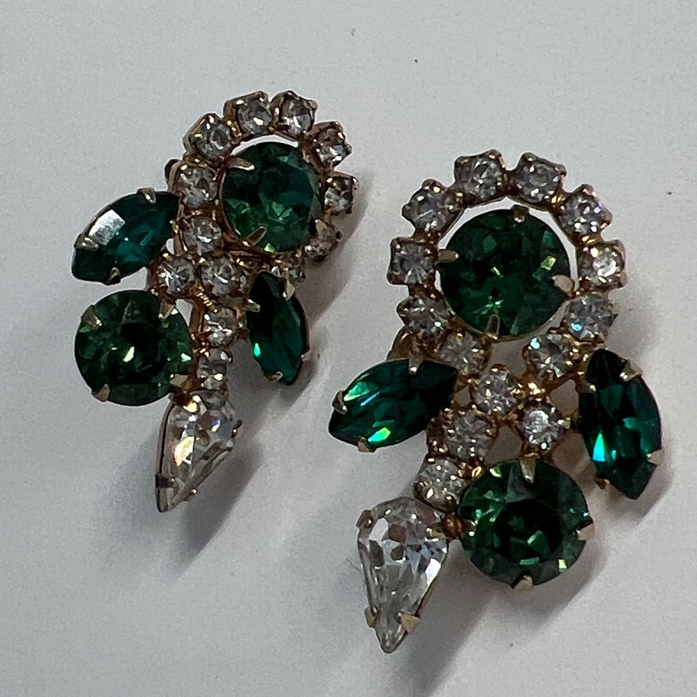 Vintage Hattie Carnegie Green Faceted Clip Earrings - Picture 7 of 8